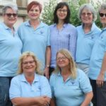 Das Team des Begegnungscafés: Hinten, von links nach rechts: Ulrike Jacob, Evi Thamm, Steffi Gerlach, Erika Franck, Kerstin Weis Vorne von links nach rechts: Alexandra Maekelborger, Jutta Pretzner.